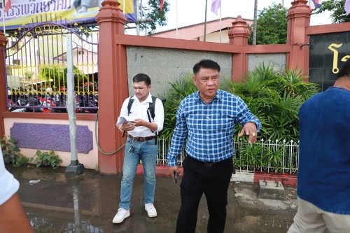 ทน.แม่สอด ลงพื้นที่ตรวจสอบถนนประสาทวิถี เพื่อดำเนินการปรับปรุงแก้ไข ลาดยางแอสฟัลท์ติก