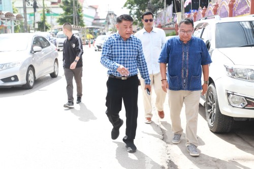 ทน.แม่สอด ลงพื้นที่ตรวจสอบถนนประสาทวิถี เพื่อดำเนินการปรับปรุงแก้ไข ลาดยางแอสฟัลท์ติก