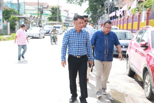 ทน.แม่สอด ลงพื้นที่ตรวจสอบถนนประสาทวิถี เพื่อดำเนินการปรับปรุงแก้ไข ลาดยางแอสฟัลท์ติก