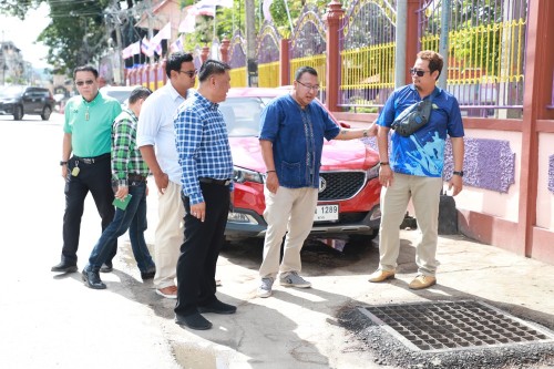 ทน.แม่สอด ลงพื้นที่ตรวจสอบถนนประสาทวิถี เพื่อดำเนินการปรับปรุงแก้ไข ลาดยางแอสฟัลท์ติก