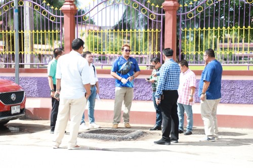 ทน.แม่สอด ลงพื้นที่ตรวจสอบถนนประสาทวิถี เพื่อดำเนินการปรับปรุงแก้ไข ลาดยางแอสฟัลท์ติก