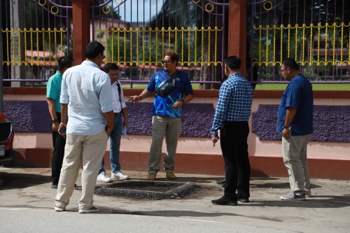 ทน.แม่สอด ลงพื้นที่ตรวจสอบถนนประสาทวิถี เพื่อดำเนินการปรับปรุงแก้ไข ลาดยางแอสฟัลท์ติก