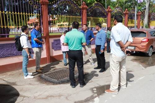 ทน.แม่สอด ลงพื้นที่ตรวจสอบถนนประสาทวิถี เพื่อดำเนินการปรับปรุงแก้ไข ลาดยางแอสฟัลท์ติก