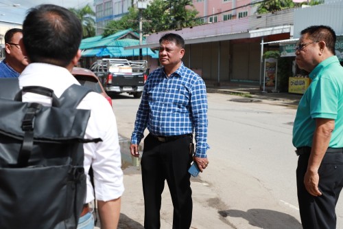 ทน.แม่สอด ลงพื้นที่ตรวจสอบถนนประสาทวิถี เพื่อดำเนินการปรับปรุงแก้ไข ลาดยางแอสฟัลท์ติก