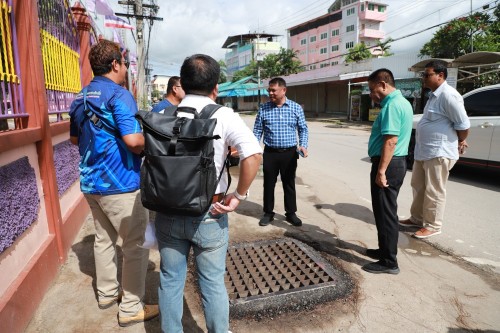 ทน.แม่สอด ลงพื้นที่ตรวจสอบถนนประสาทวิถี เพื่อดำเนินการปรับปรุงแก้ไข ลาดยางแอสฟัลท์ติก
