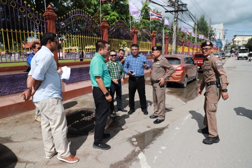 ทน.แม่สอด ลงพื้นที่ตรวจสอบถนนประสาทวิถี เพื่อดำเนินการปรับปรุงแก้ไข ลาดยางแอสฟัลท์ติก