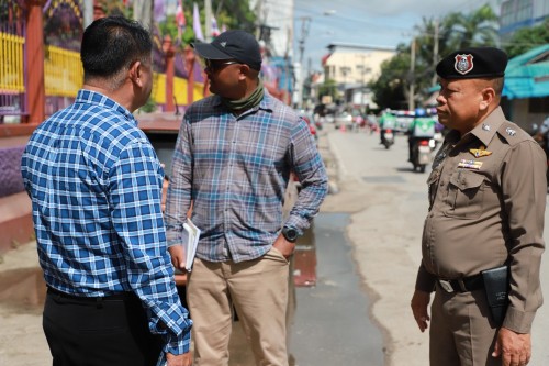 ทน.แม่สอด ลงพื้นที่ตรวจสอบถนนประสาทวิถี เพื่อดำเนินการปรับปรุงแก้ไข ลาดยางแอสฟัลท์ติก