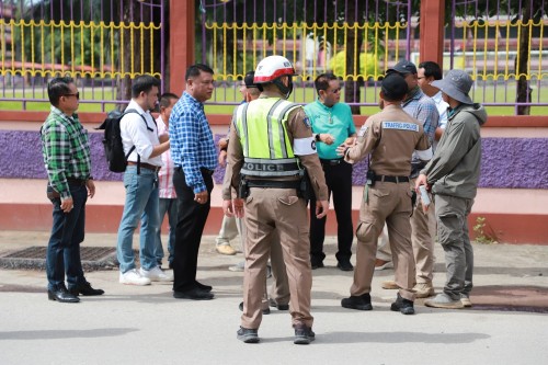 ทน.แม่สอด ลงพื้นที่ตรวจสอบถนนประสาทวิถี เพื่อดำเนินการปรับปรุงแก้ไข ลาดยางแอสฟัลท์ติก