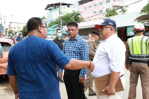 ทน.แม่สอด ลงพื้นที่ตรวจสอบถนนประสาทวิถี เพื่อดำเนินการปรับปรุงแก้ไข ลาดยางแอสฟัลท์ติก