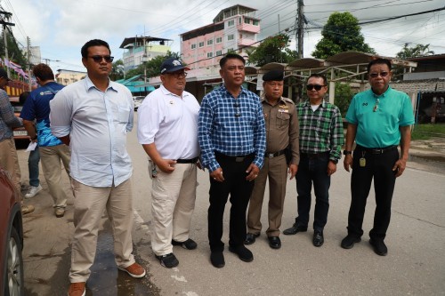 ทน.แม่สอด ลงพื้นที่ตรวจสอบถนนประสาทวิถี เพื่อดำเนินการปรับปรุงแก้ไข ลาดยางแอสฟัลท์ติก