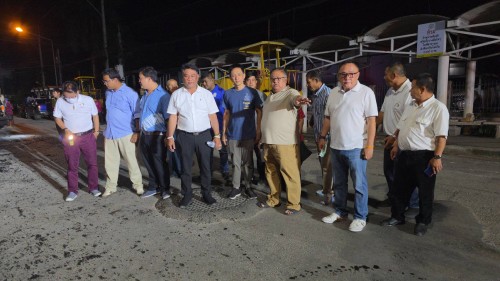 ทน.แม่สอด ลงพื้นที่การลาดยางแอสฟัลท์ติกถนนประสาทวิถี