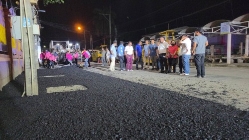 ทน.แม่สอด ลงพื้นที่การลาดยางแอสฟัลท์ติกถนนประสาทวิถี