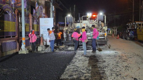 ทน.แม่สอด ลงพื้นที่การลาดยางแอสฟัลท์ติกถนนประสาทวิถี