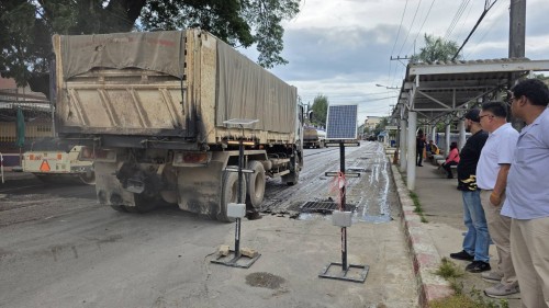 ทน.แม่สอด ลงพื้นที่การลาดยางแอสฟัลท์ติกถนนประสาทวิถี