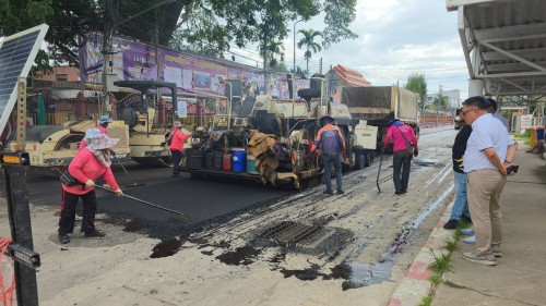 ทน.แม่สอด ลงพื้นที่การลาดยางแอสฟัลท์ติกถนนประสาทวิถี
