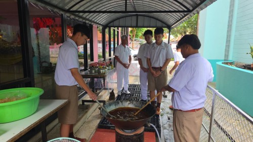 ทน.แม่สอด เข้าร่วมการจัดกิจกรรมหล่อเทียนจำนำพรรษา โรงเรียนเทศบาลวัดดอนแก้ว ประจำปีการศึกษา 2568