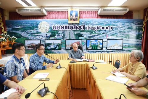 เทศบาลนครแม่สอด ประชุมมอบนโยบายแนวทางการทำงานให้แก่ กองการศึกษา และ กองยุทธศาสตร์และงบประมาณ