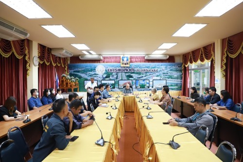 เทศบาลนครแม่สอด ประชุมมอบนโยบายแนวทางการทำงานให้แก่ กองการศึกษา และ กองยุทธศาสตร์และงบประมาณ