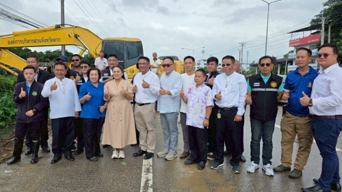 เทศบาลนครแม่สอด บูรณาการร่วมกับองค์การบริหารส่วนจังหวัดตาก ลงพื้นที่ดำเนินการขุดลอกเส้นทางระบายน้ำ เพื่อป้องกันน้ำท่วมขัง ในเขตพื้นที่เทศบาลนครแม่สอด