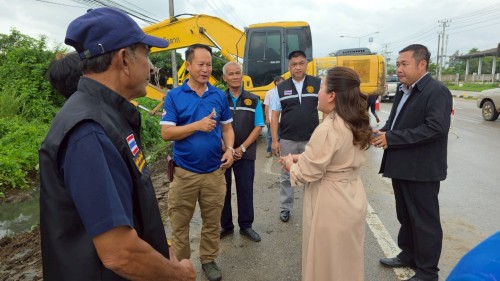 เทศบาลนครแม่สอด บูรณาการร่วมกับองค์การบริหารส่วนจังหวัดตาก ลงพื้นที่ดำเนินการขุดลอกเส้นทางระบายน้ำ เพื่อป้องกันน้ำท่วมขัง ในเขตพื้นที่เทศบาลนครแม่สอด