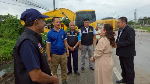 เทศบาลนครแม่สอด บูรณาการร่วมกับองค์การบริหารส่วนจังหวัดตาก ลงพื้นที่ดำเนินการขุดลอกเส้นทางระบายน้ำ เพื่อป้องกันน้ำท่วมขัง ในเขตพื้นที่เทศบาลนครแม่สอด