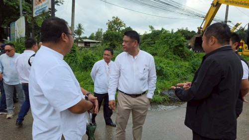 เทศบาลนครแม่สอด บูรณาการร่วมกับองค์การบริหารส่วนจังหวัดตาก ลงพื้นที่ดำเนินการขุดลอกเส้นทางระบายน้ำ เพื่อป้องกันน้ำท่วมขัง ในเขตพื้นที่เทศบาลนครแม่สอด