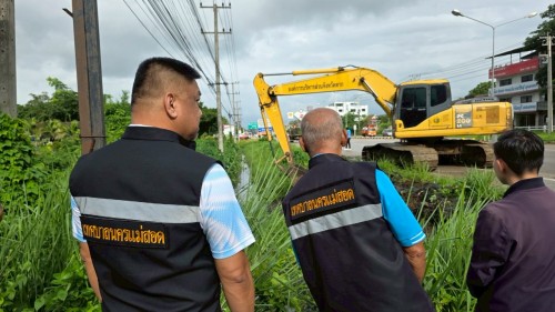 เทศบาลนครแม่สอด บูรณาการร่วมกับองค์การบริหารส่วนจังหวัดตาก ลงพื้นที่ดำเนินการขุดลอกเส้นทางระบายน้ำ เพื่อป้องกันน้ำท่วมขัง ในเขตพื้นที่เทศบาลนครแม่สอด