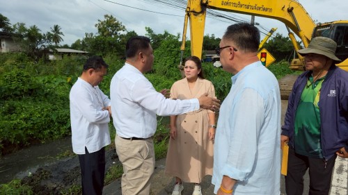 เทศบาลนครแม่สอด บูรณาการร่วมกับองค์การบริหารส่วนจังหวัดตาก ลงพื้นที่ดำเนินการขุดลอกเส้นทางระบายน้ำ เพื่อป้องกันน้ำท่วมขัง ในเขตพื้นที่เทศบาลนครแม่สอด
