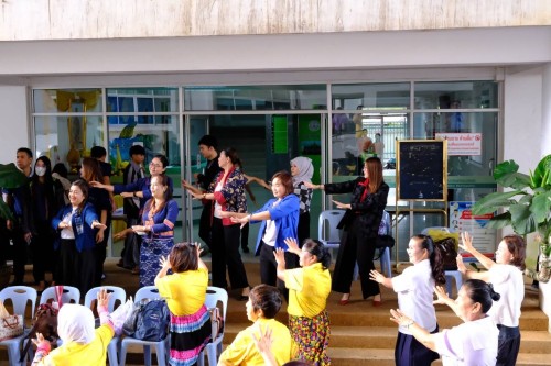 ทน.แม่สอด ร่วมพิธีเปิดการฝึกอบรม \"โครงการส่งเสริมสุขภาพผู้สูงอายุ สร้างจิตใจ ร่างกายแข็งแรง\" รุ่นที่ 3 และโครงการพัฒนาศักยภาพผู้สูงอายุเทศบาลนครแม่สอด