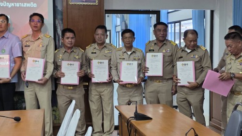 ทน.แม่สอด เข้าร่วมพิธีลงนามประกาศปฏิญญา รวมพลัง ยับยั้งปัญหายาเสพติด NO Drugs NO Dealers ผนึกกำลัง หมู่บ้าน ชุมชนปลอดยาเสพติด อำเภอแม่สอด จังหวัดตาก