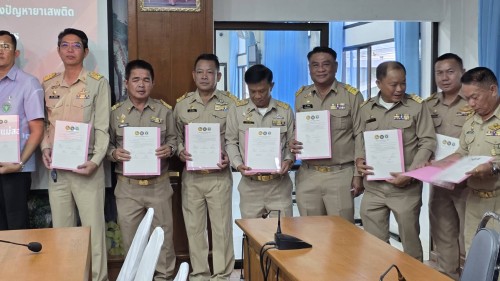 ทน.แม่สอด เข้าร่วมพิธีลงนามประกาศปฏิญญา รวมพลัง ยับยั้งปัญหายาเสพติด NO Drugs NO Dealers ผนึกกำลัง หมู่บ้าน ชุมชนปลอดยาเสพติด อำเภอแม่สอด จังหวัดตาก