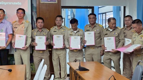 ทน.แม่สอด เข้าร่วมพิธีลงนามประกาศปฏิญญา รวมพลัง ยับยั้งปัญหายาเสพติด NO Drugs NO Dealers ผนึกกำลัง หมู่บ้าน ชุมชนปลอดยาเสพติด อำเภอแม่สอด จังหวัดตาก