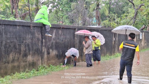 เทศบาลนครแม่สอด ลงพื้นที่เฝ้าระวังและแก้ปัญหาอุทกภัย ในเขตพื้นที่เทศบาลนครแม่สอด