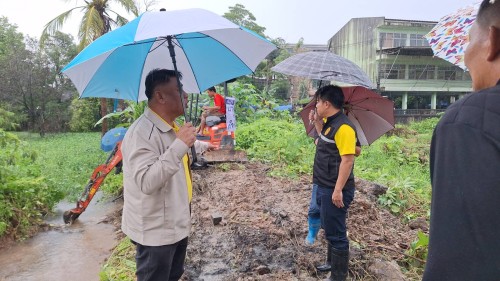 เทศบาลนครแม่สอด ลงพื้นที่เฝ้าระวังและแก้ปัญหาอุทกภัย ในเขตพื้นที่เทศบาลนครแม่สอด
