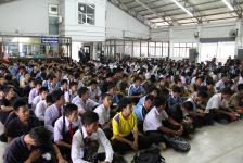 14/07/54 คณะผู้บริหารเทศบาลนครแม่สอดบรรยายพิเศษโครงการรักษ์ป่ารักษ์น้ำและฟื้นฟูระบบนิเวศป่าไม้ให้แก่นักศึกษาวิทยาลัยอาชีพแม่สอดกว่า 1,000 คน