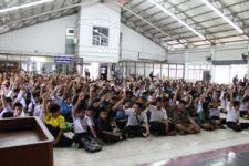 14/07/54 คณะผู้บริหารเทศบาลนครแม่สอดบรรยายพิเศษโครงการรักษ์ป่ารักษ์น้ำและฟื้นฟูระบบนิเวศป่าไม้ให้แก่นักศึกษาวิทยาลัยอาชีพแม่สอดกว่า 1,000 คน