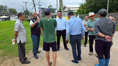 ทน.แม่สอด ลงพื้นที่สำรวจเส้นทางน้ำเพื่อแก้ไขปัญหาน้ำท่วมขังในเขตพื้นที่ชุมชนสักทอง