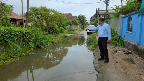 ทน.แม่สอด ลงพื้นที่สำรวจเส้นทางน้ำเพื่อแก้ไขปัญหาน้ำท่วมขังในเขตพื้นที่ชุมชนสักทอง