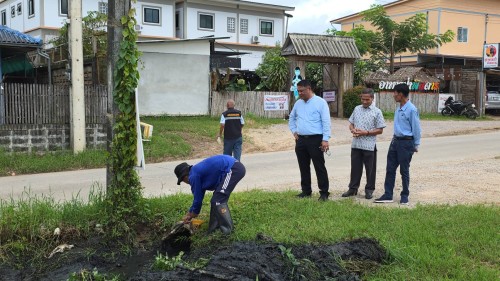 ทน.แม่สอด ลงพื้นที่สำรวจเส้นทางน้ำเพื่อแก้ไขปัญหาน้ำท่วมขังในเขตพื้นที่ชุมชนสักทอง