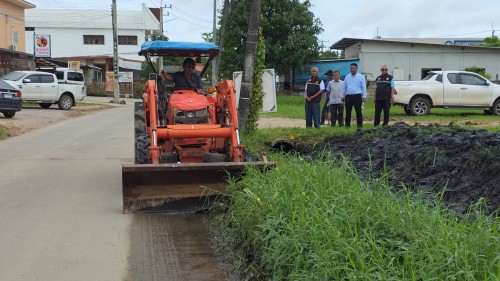 ทน.แม่สอด ลงพื้นที่สำรวจเส้นทางน้ำเพื่อแก้ไขปัญหาน้ำท่วมขังในเขตพื้นที่ชุมชนสักทอง