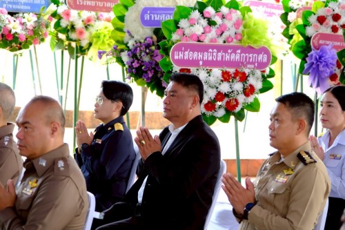 เทศบาลนครแม่สอด เข้าร่วมพิธีวางพวงมาลา เนื่องในวันรพี ประจำปี 2568