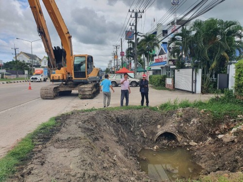 ทน.แม่สอด ลงพื้นที่ติดตามความคืบหน้างานขุดลอกคลองสาธารณะ เพื่อแก้ไขปัญหาน้ำท่วมขังในเขตเทศบาลนครแม่สอด ร่วมกับองค์การบริหารส่วนจังหวัดตาก 