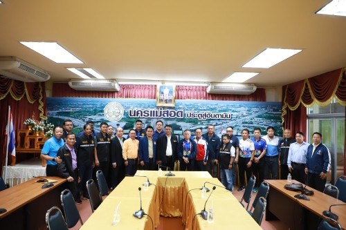 ทน.แม่สอด ให้การต้อนรับ พล.ต.ต.สุรพงษ์ อาริยะมงคล อุปนายกอาวุโสและเลขาธิการ สมาคมกีฬากรีฑาแห่งประเทศไทยในพระบรมราชูปถัมภ์ พร้อมคณะฯ