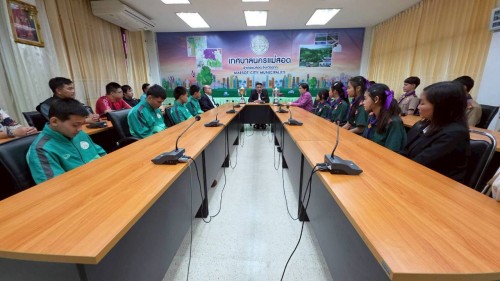 ทน.แม่สอด ร่วมให้การต้อนรับและแสดงความยินดีกับคณะครูและนักเรียนโรงเรียนเทศบาลวัดบุญญาวาส