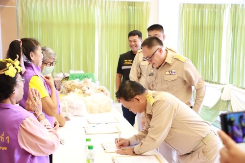 ทน.แม่สอด จัดพิธีมอบวุฒิบัตร \"โครงการส่งเสริมสุขภาพผู้สูงอายุ สร้างจิตสดใส ร่างกายแข็งแรง“ และ \"โครงการพัฒนาศักยภาพผู้สูงอายุเทศบาลนครแม่สอด\"
