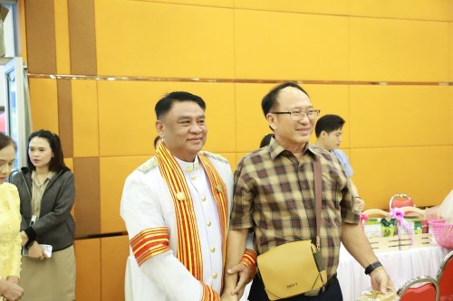 ทน.แม่สอด จัดพิธีมอบวุฒิบัตร \"โครงการส่งเสริมสุขภาพผู้สูงอายุ สร้างจิตสดใส ร่างกายแข็งแรง“ และ \"โครงการพัฒนาศักยภาพผู้สูงอายุเทศบาลนครแม่สอด\"