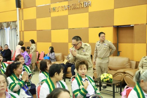 ทน.แม่สอด จัดพิธีมอบวุฒิบัตร \"โครงการส่งเสริมสุขภาพผู้สูงอายุ สร้างจิตสดใส ร่างกายแข็งแรง“ และ \"โครงการพัฒนาศักยภาพผู้สูงอายุเทศบาลนครแม่สอด\"