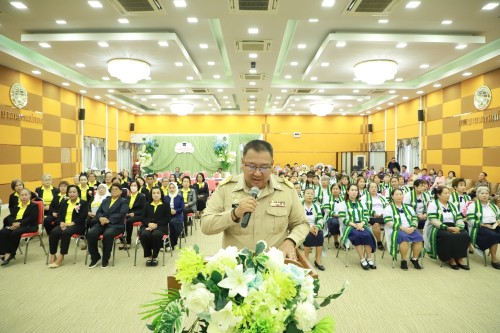 ทน.แม่สอด จัดพิธีมอบวุฒิบัตร \"โครงการส่งเสริมสุขภาพผู้สูงอายุ สร้างจิตสดใส ร่างกายแข็งแรง“ และ \"โครงการพัฒนาศักยภาพผู้สูงอายุเทศบาลนครแม่สอด\"