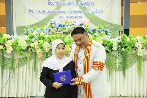 ทน.แม่สอด จัดพิธีมอบวุฒิบัตร \"โครงการส่งเสริมสุขภาพผู้สูงอายุ สร้างจิตสดใส ร่างกายแข็งแรง“ และ \"โครงการพัฒนาศักยภาพผู้สูงอายุเทศบาลนครแม่สอด\"