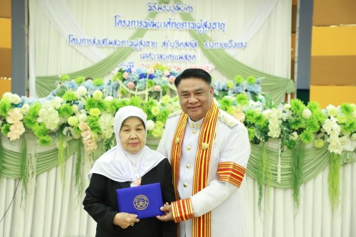 ทน.แม่สอด จัดพิธีมอบวุฒิบัตร \"โครงการส่งเสริมสุขภาพผู้สูงอายุ สร้างจิตสดใส ร่างกายแข็งแรง“ และ \"โครงการพัฒนาศักยภาพผู้สูงอายุเทศบาลนครแม่สอด\"
